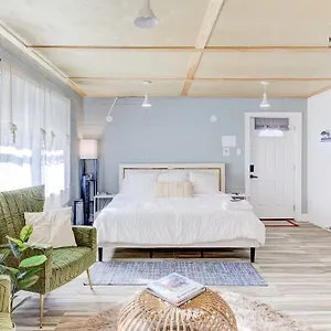 http://modern-luxe-studio-free-gated-parking-king-bed.memphishotelsnow.com